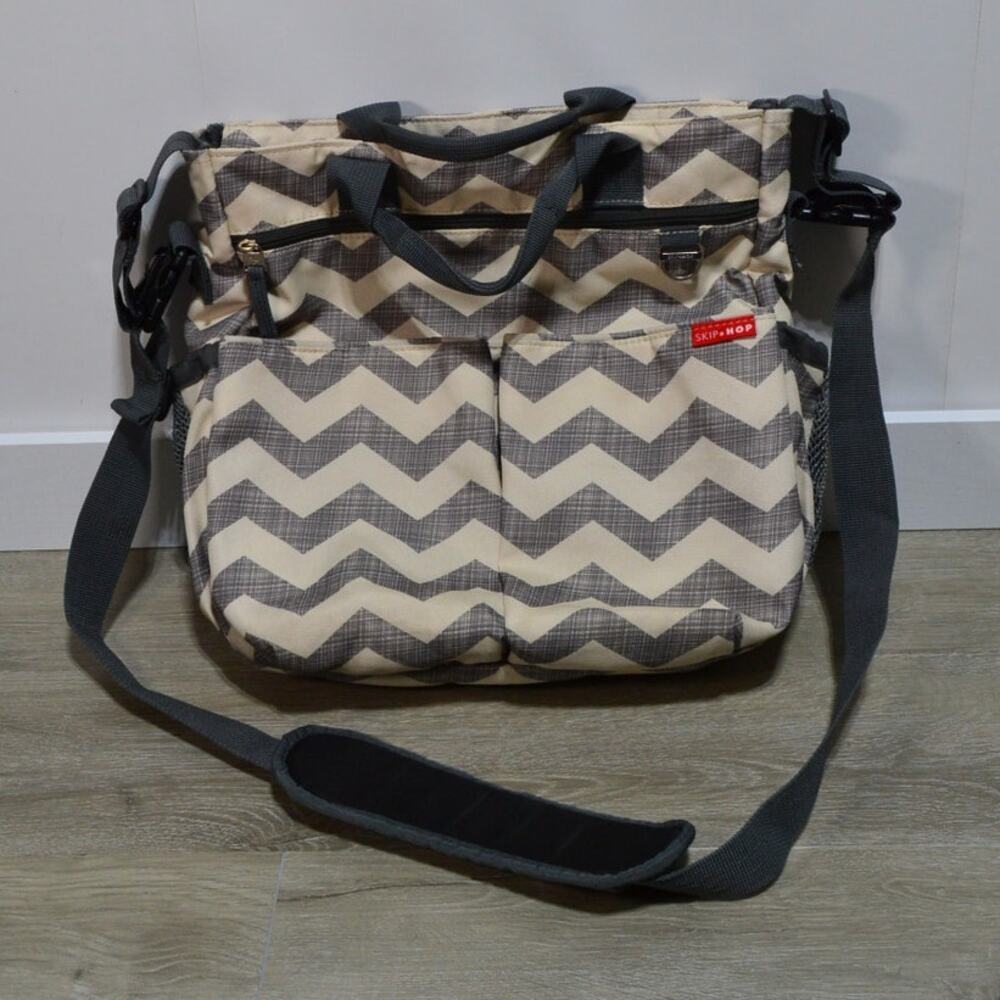 Skip Hop Dash Messenger Diaper Bag in Chevron Gray & Cream